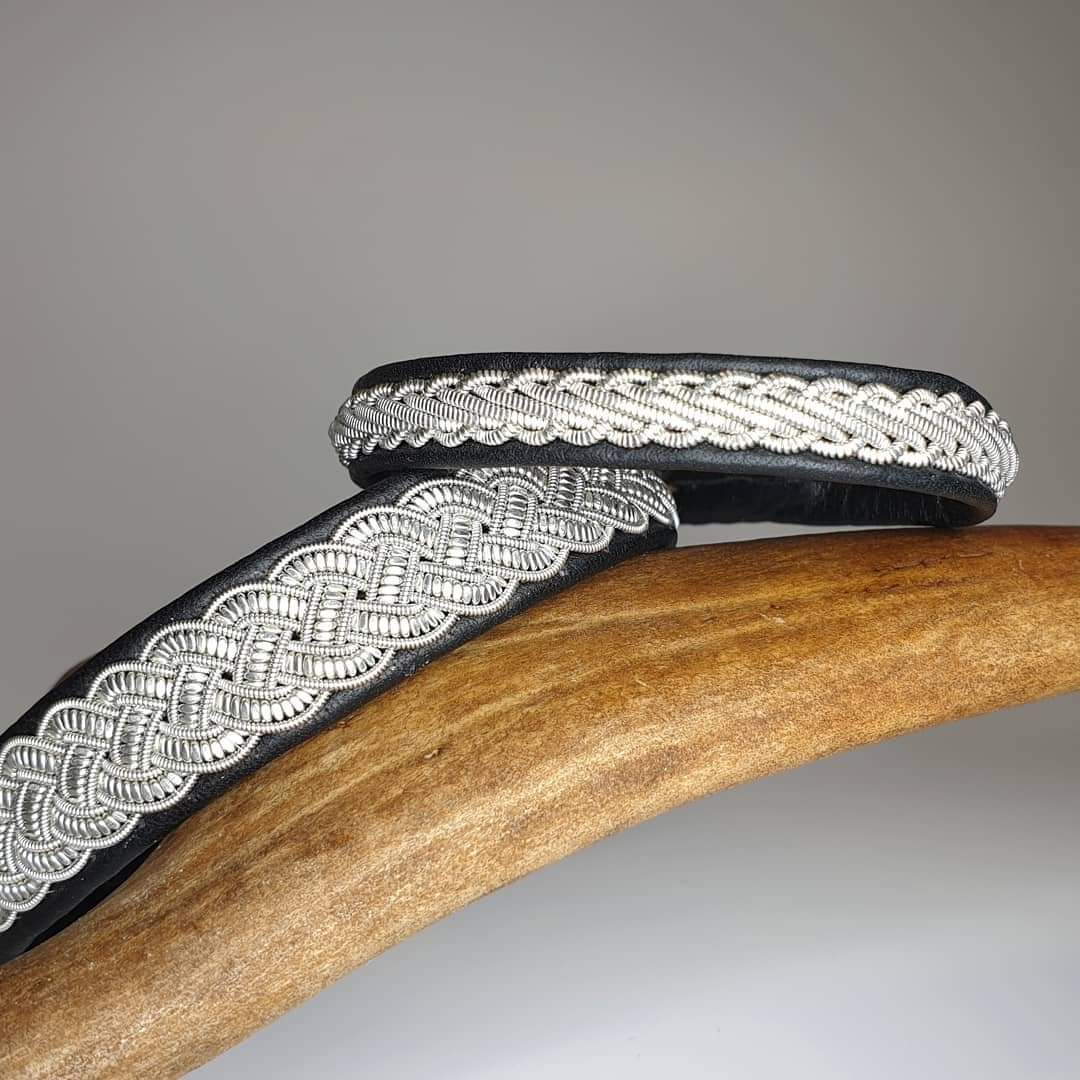 Tennarmband med platt tenntråd