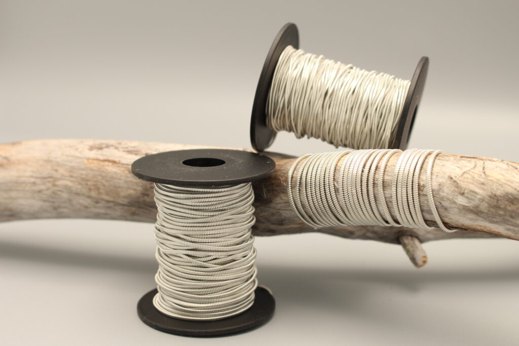 Med platt tenntråd får armbanden snygg vintage stil! Passar att lägga in som raka trådar eller fläta med.